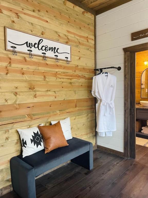 Luxury Cabin Getaway! Hot Tub, Pet Friendly, Foosball & More Broken Bow Exterior photo